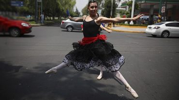 Մեքսիկայում բալետի պարուհիները կաթվածահար են արել երթևեկությունը