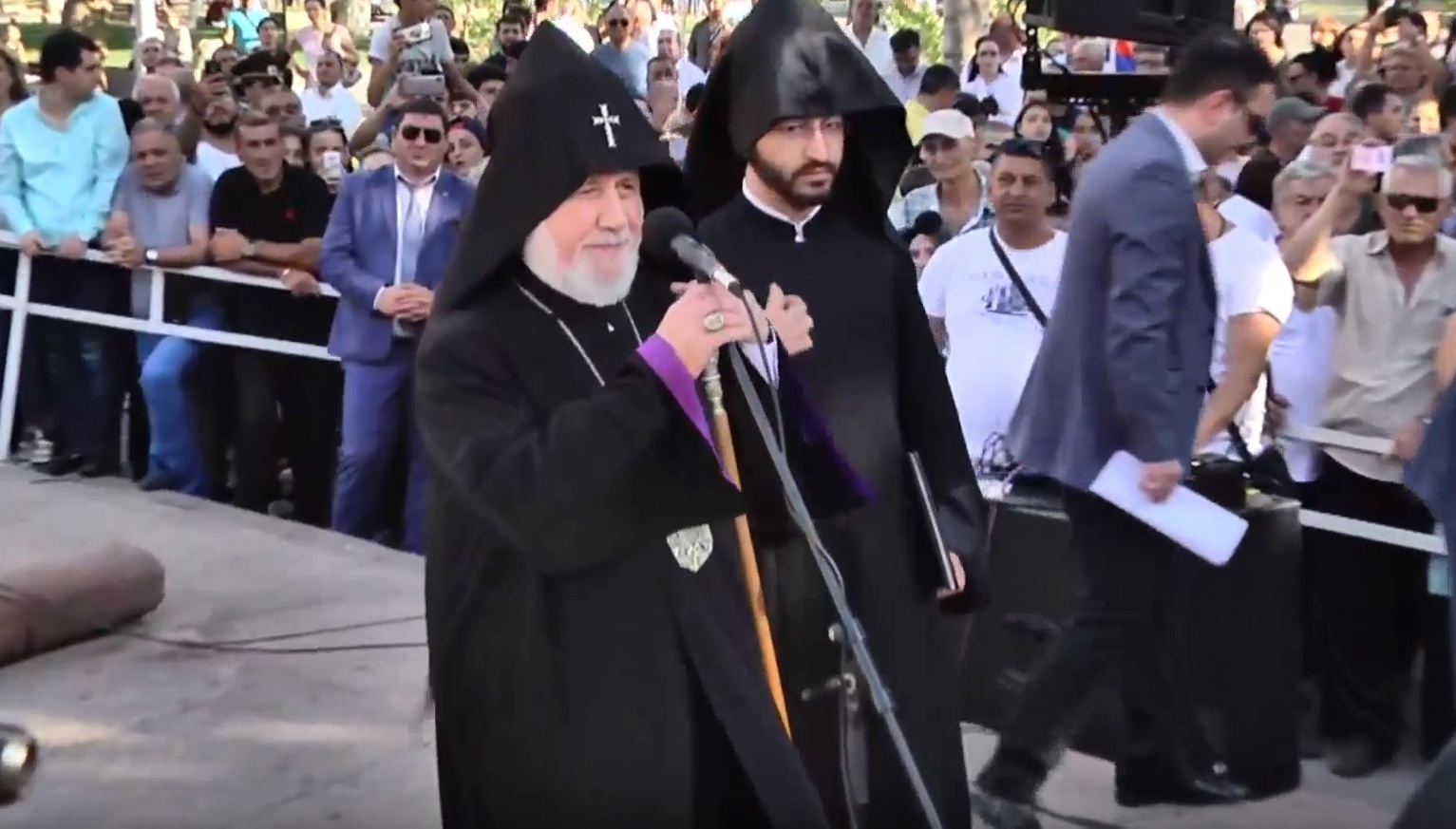 Արամ Մանուկյանի արձանի բացման արարողությունը մեկնարկել է Գարեգին Բ-ի աղոթքով