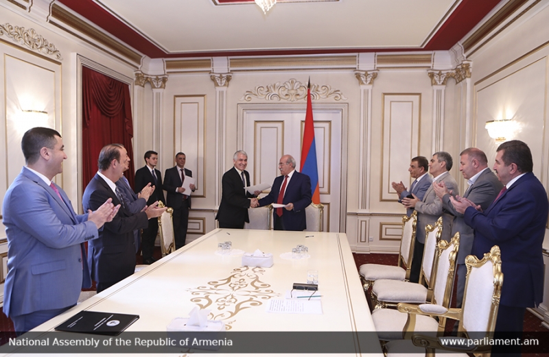 Հուշագրերի ստորագրում Ազգային ժողովում