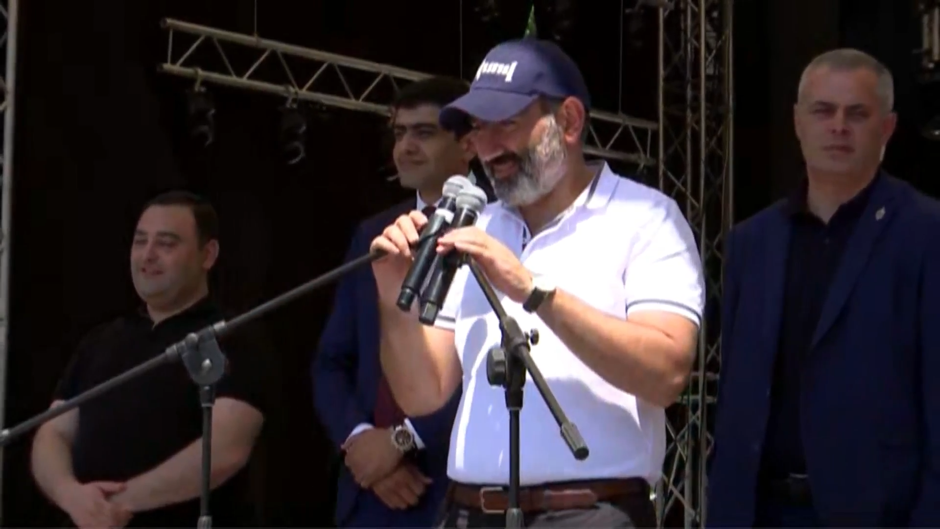Շնորհակալ եմ Սերժ Սարգսյանին, որ ինձ համար բնակարան կառուցեց. սյունեցի կինը՝ Փաշինյանին