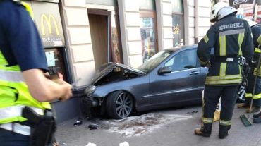 Ռիգայի կենտրոնում Mercedes-ը ներխուժել է McDonald’s