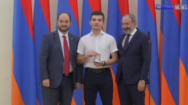 Վարչապետն ու ԿԳ նախարարը գերազանցության մեդալներ են հանձնում աշակերտներին
