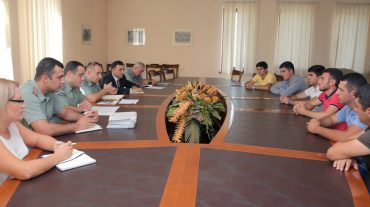 ՊՆ վարչական համալիրում ընդունել են բողոքարկող մի խումբ զորացրված զինծառայողների