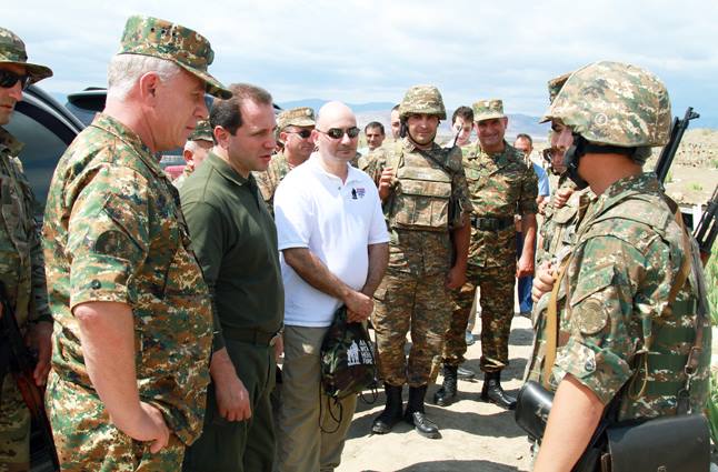 Դավիթ Տոնոյանն այցելել է Արցախ, եղել առաջնագծում