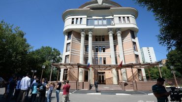 Մոսկովյան դատարանը կալանավորել է հորը սպանած 3 հայ քույրերին