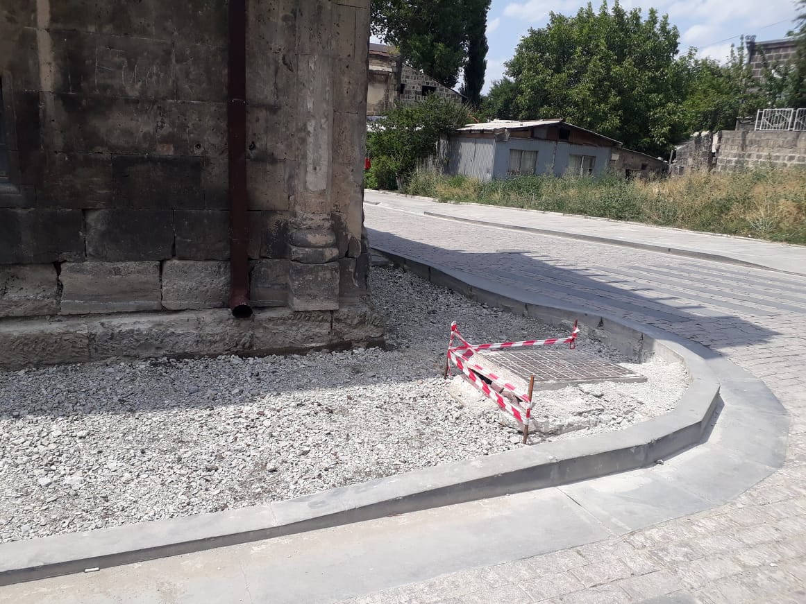 Իտալիայի պատվո հյուպատոսը պարտավորվել է վերանորոգել Ռուսթավելի փողոցի քանդած մայթը