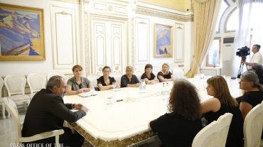 Վարչապետն ընդունել է Ապրիլյան պատերազմում զոհված զինծառայողների ընտանիքների անդամներին