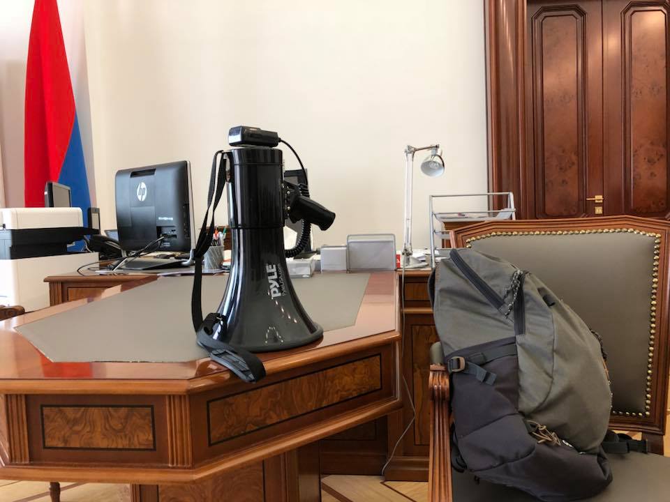 Ուսապարկն ու բարձրախոսը կրկին հանդիպեցին. Փաշինյանը պատրաստվում է հանրահավաքին
