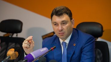 Չփորձե՛ք մատ թափ տալ պատգամավորների վրա. Շարմազանովը՝ Փաշինյանին