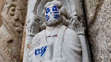 Kiss-ի երկրպագուները 12-րդ դարի իսպանական արձանին բեղեր են ավելացրել