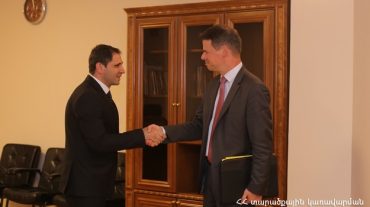 Սուրեն Պապիկյանն ընդունել է դեսպան Ջոնաթան Լաքոտին