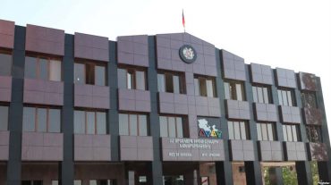 Երևանի կենտրոնում քաղաքացին փորձում է ցած նետվել 6-րդ հարկից