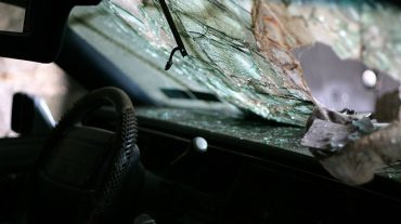 Նար-Դոս-Վարդանանց խաչմերուկում «BMW»-ն բախվել է կայանած մեքենայի, այնուհետև` խանութի դռանը