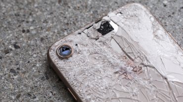 Թուրք պատգամավորը ցուցադրաբար կոտրել է իր iPhone-ը՝ բողոքելով ամերիկյան պատժամիջոցներից