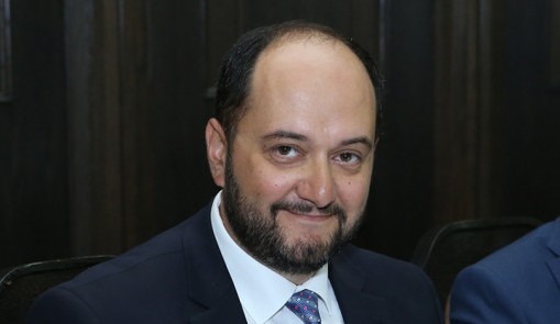Սև ու սպիտա՞կ, թե՞ հարմար ու համեստ. Արայիկ Հարությունյանը՝ դպրոցական համազգեստի մասին