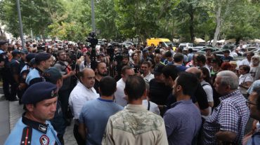 Ցուցարարներն ուղևորվում են գլխավոր դատախազության շենք