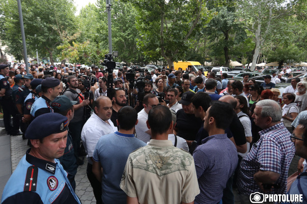 Ցուցարարներն ուղևորվում են գլխավոր դատախազության շենք