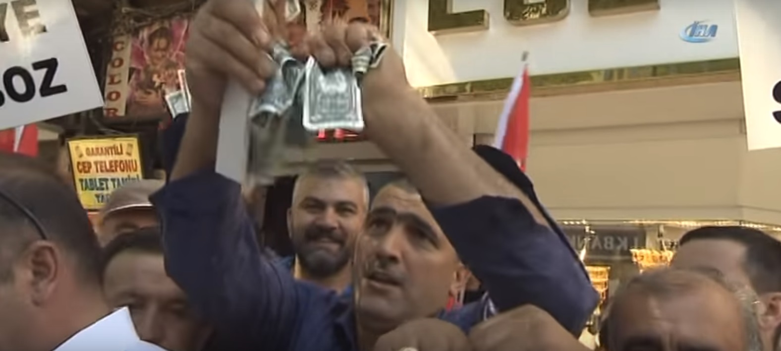 «Դոլարը` գետնին, լիրան՝ գրպանում». Անկարայի բնակիչները ցուցադրաբար պատռել են դոլարները