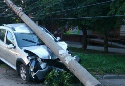 Չարենց-Հերացի խաչմերուկում մեքենան բախվել է արգելապատնեշին, այնուհետև լուսավորության սյանը