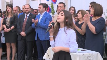 ԿԳ նախարարի այցելած դպրոցում աշակերտները սև-սպիտակ համազգեստով էին. նախարարը մեկնաբանեց