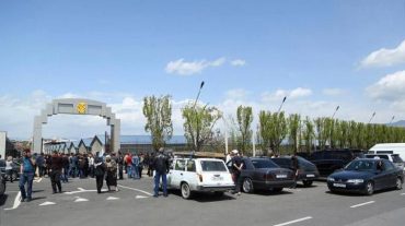 «Առինջ Մոլ»-ի աշխատակիցները բողոքի ցույց են անցկացնում կառավարության դիմաց