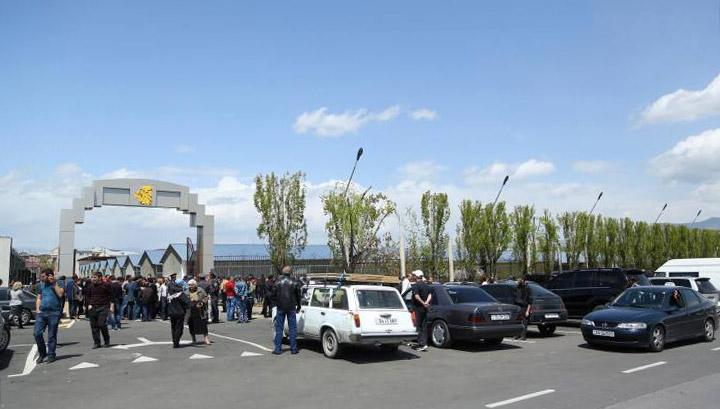 «Առինջ Մոլ»-ի աշխատակիցները բողոքի ցույց են անցկացնում կառավարության դիմաց