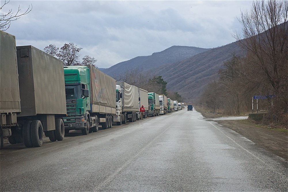 Թբիլիսիում բեռնատարների վարորդները ցույցով պահանջել են չեղարկել ավտոճանապարհներով ցորենի տեղափոխման արգելքը