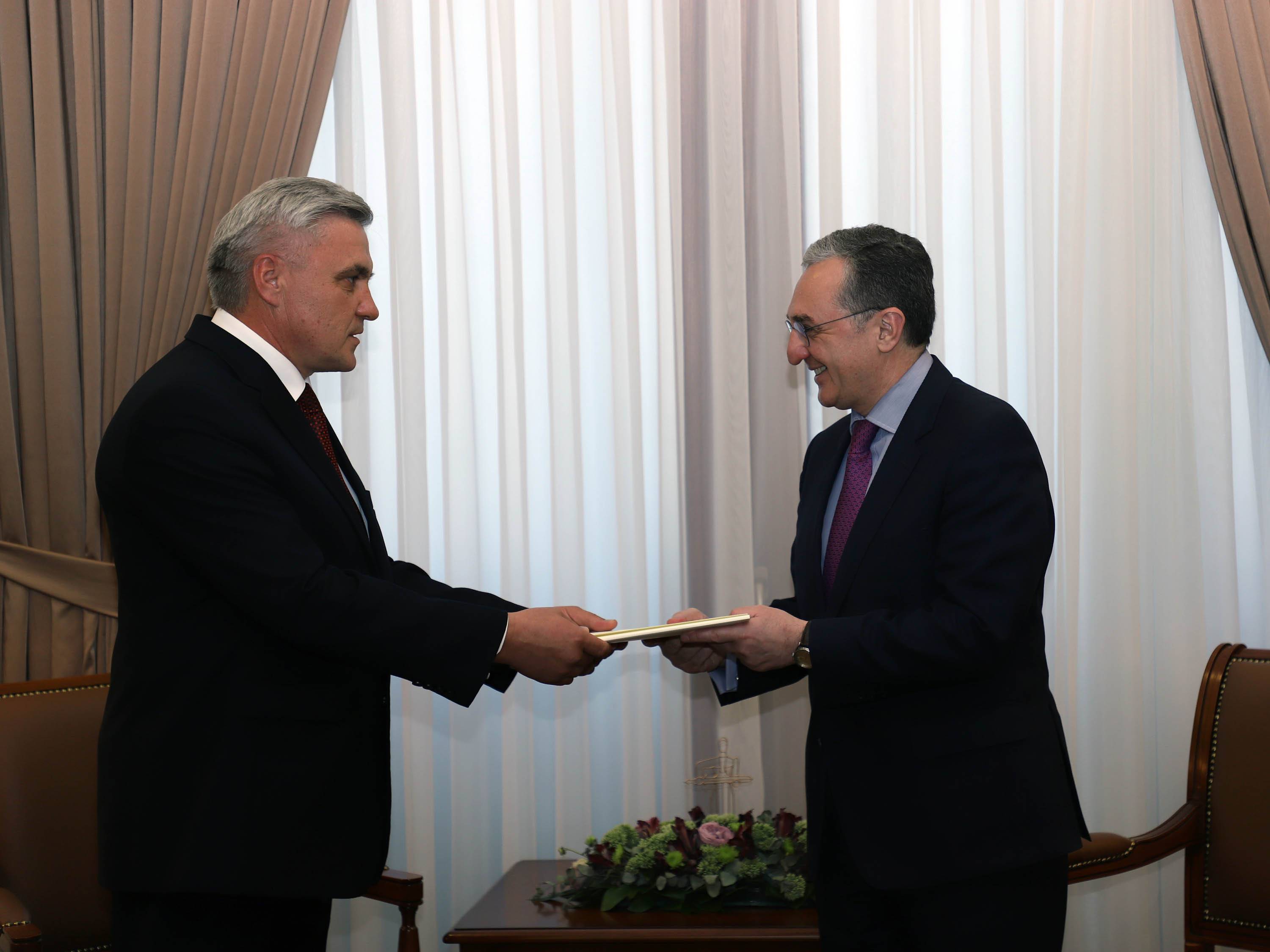 Ուկրաինայի նորանշանակ դեսպանը Հայաստանի ԱԳ նախարարին է հանձնել իր հավատարմագրերի պատճենը