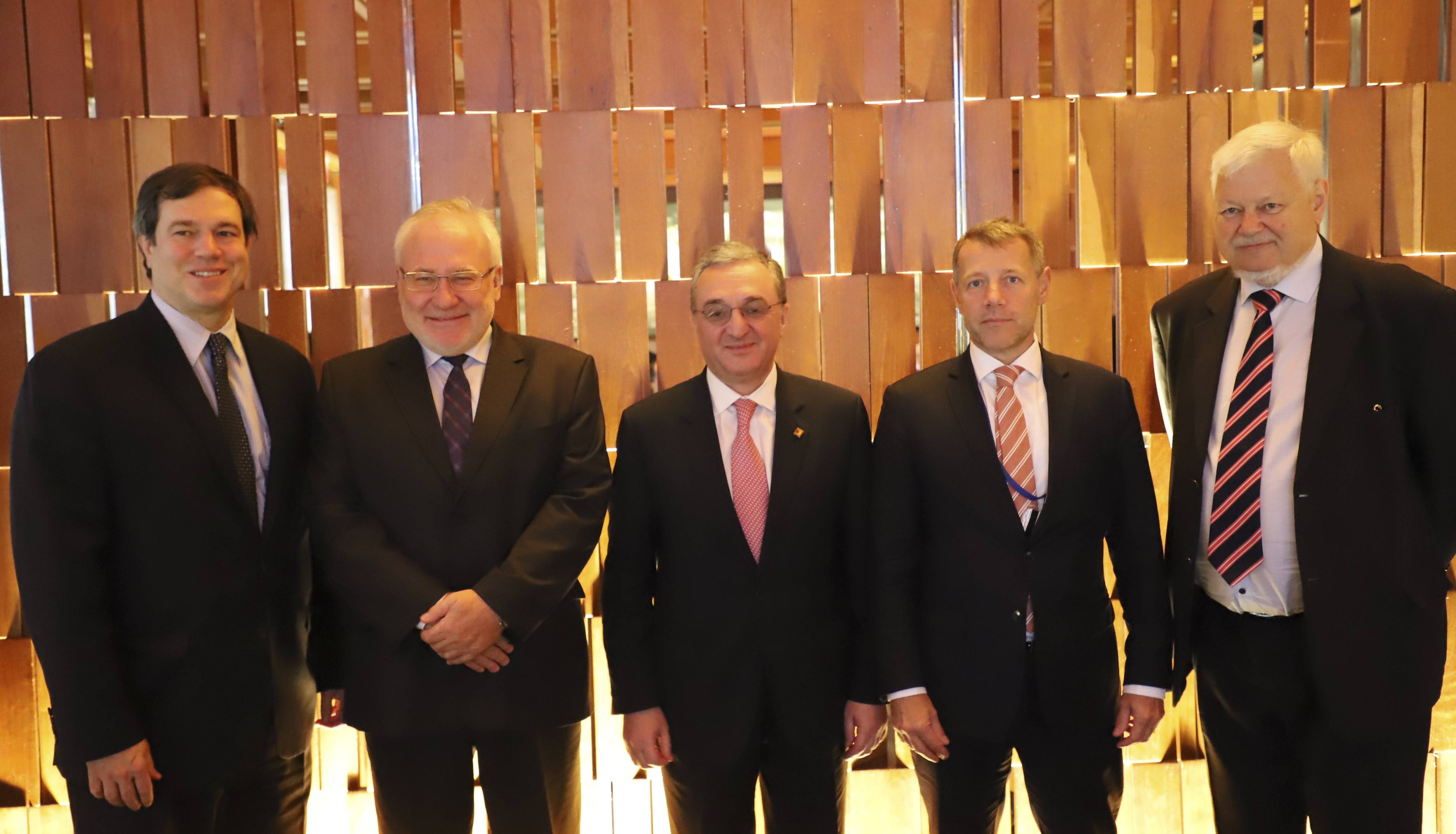 Զոհրաբ Մնացականյանը համանախագահների հետ հանդիպմանն ընդգծել է խաղաղությանը նպաստող միջավայրի ձևավորման կարևորությունը