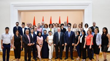 Նախագահը հանդիպել է Քաղաքական դասընթացների երևանյան դպրոցի շրջանավարտների հետ
