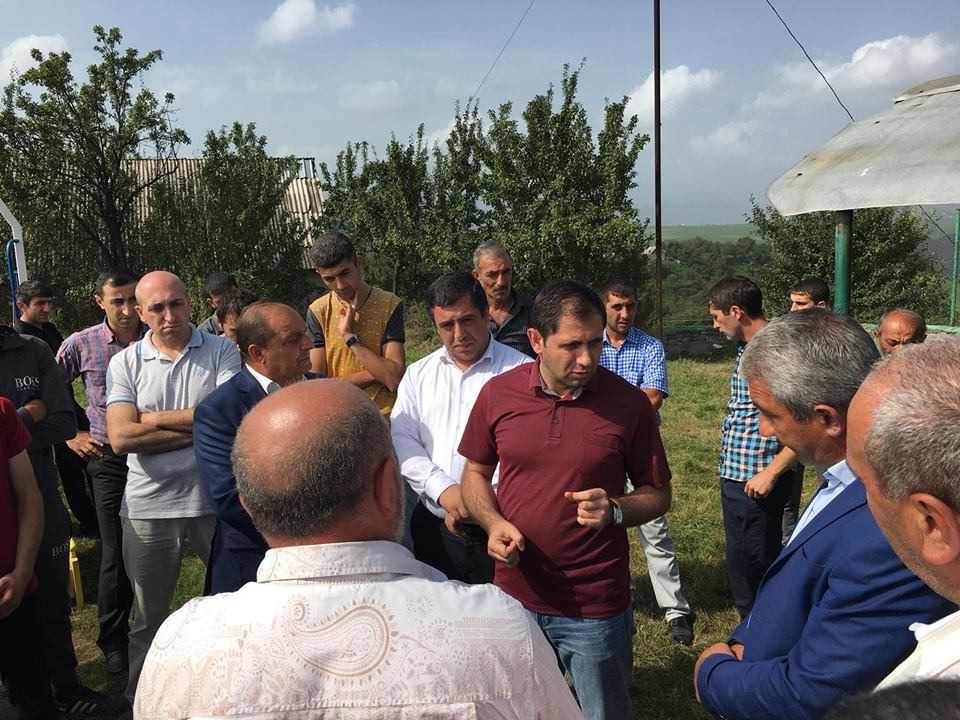 Խաղողագործները փակել են Արմավիր-Երևան ճանապարհը՝ պահանջելով մթերման գնի բարձրացում
