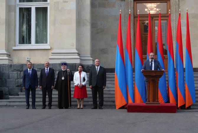 Նախագահը տիկնոջ հետ մասնակցել է Անկախության տոնին նվիրված պաշտոնական ընդունելությանը