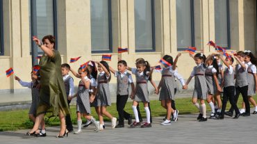 Էջմիածնի քաղաքապետը շնորհավորել է  դպրոցականներին
