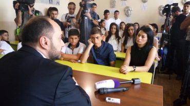 ԿԳ նախարարի հետ բաց դասը վերածվեց հարցուպատասխանի