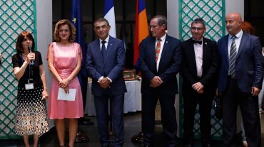 Արա Բաբլոյանն այցելել է Հայաստանում Ֆրանսիայի դեսպանատուն
