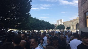Բողոքի ակցիա կառավարության շենքի առջև. արծվաշենցիները հանդիպում են պահանջում վարչապետի հետ