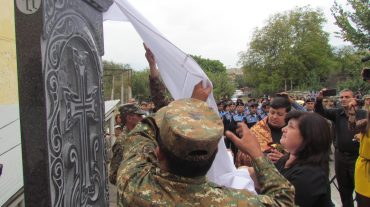 Ոստիկան հայրը խաչքար կանգնեցրեց զինվոր որդու հիշատակին