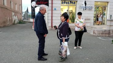 Ինչպես է Բակո Սահակյանը Ստեփանակերտի փողոցներում զրուցում ու լուսանկարվում քաղաքացիների հետ
