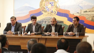 «Իմ առաջադրանքը ձեզ շատ պարզ է` ամեն օր լուծել թեկուզ փոքր, բայց որևէ կոնկրետ խնդիր». վարչապետը հանդիպել է Արարատի մարզի համայնքների ղեկավարներին
