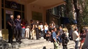 Թատերական ինստիտուտի ուսանողները բողոքի ակցիա են իրականացնում