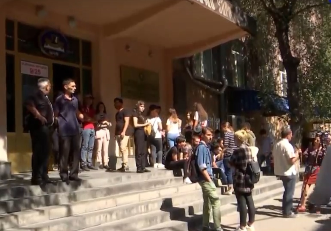 Թատերական ինստիտուտի ուսանողները բողոքի ակցիա են իրականացնում