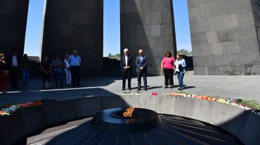 «Խոստումը» ֆիլմի պրոդյուսերը և Կալիֆոռնիայի համալսարանի ռեկտորը հարգանքի տուրք են մատուցել Հայոց ցեղասպանության զոհերի հիշատակին