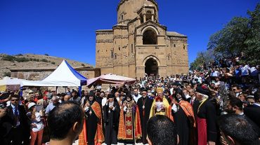 Երեք տարվա դադարից հետո Աղթամարի Սուրբ Խաչ եկեղեցում մատուցվել է պատարագ