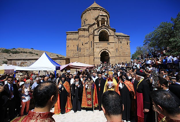 Երեք տարվա դադարից հետո Աղթամարի Սուրբ Խաչ եկեղեցում մատուցվել է պատարագ