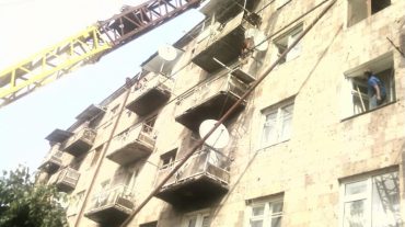 Երևանում քամին պոկել է անձրևատար խողովակը