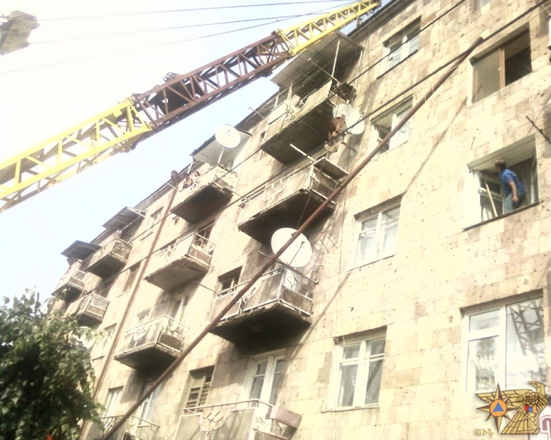 Երևանում քամին պոկել է անձրևատար խողովակը