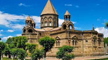 Էջմիածնում քաղաքապետի թեկնածուների պակաս չկա. Դոն Պիպոյի թիմ ու «բոևիկ կին». «Հրապարակ»