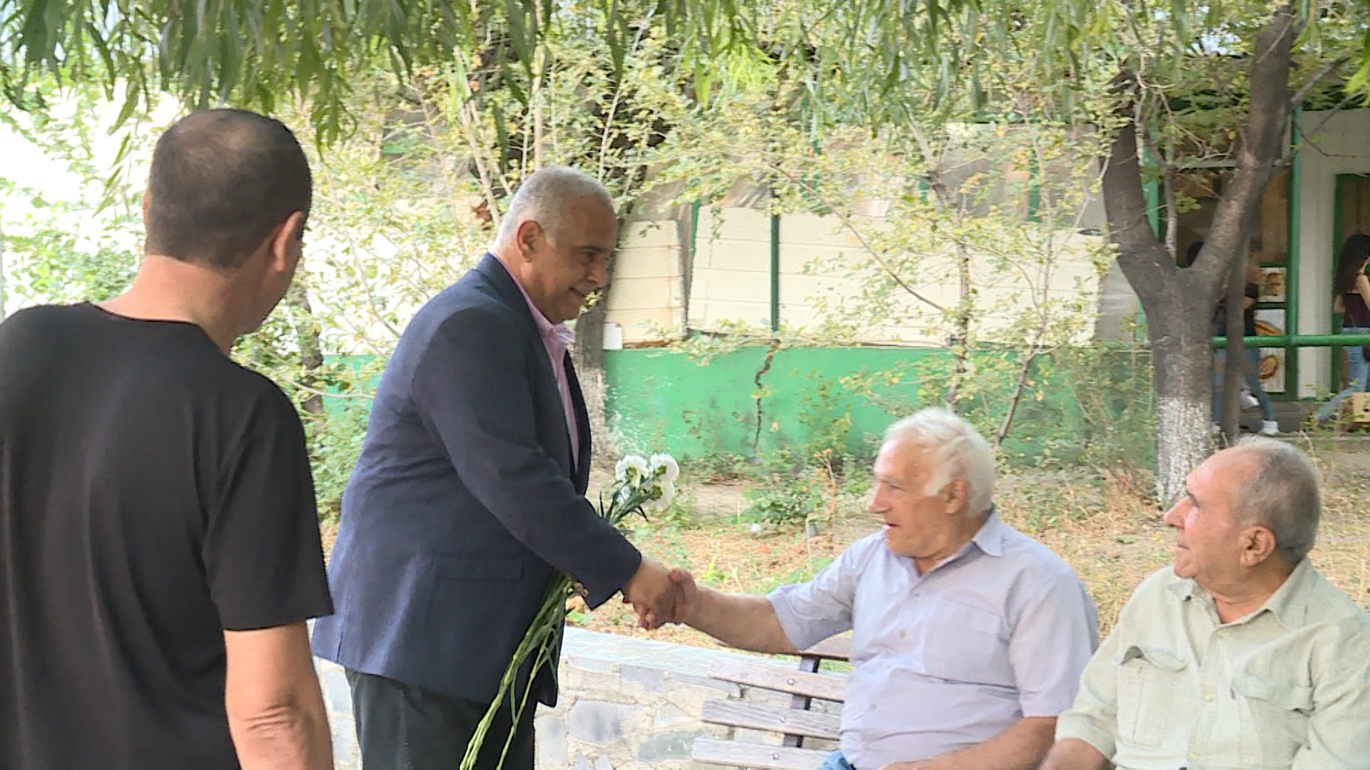 Խնդրո՛ւմ եմ, երևանցինե՛ր, ընտրե՛ք ազատ. Րաֆֆի Հովհաննիսյանը շարունակում է քայլել Երևանում