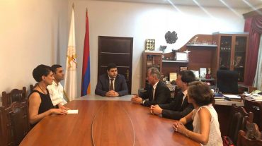 Նախարար Վահրադյանն ընդունել է ամերիկահայ արագավազորդ Ալեքսան Դոնիկյանին