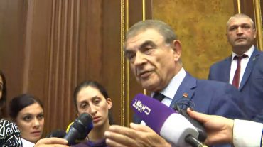 Արա Բաբլոյանը համարում է, որ «ԱԺ կանոնակարգ» օրենքում փոփոխությունների քվեարկությունը սադրել է Լենա Նազարյանը
